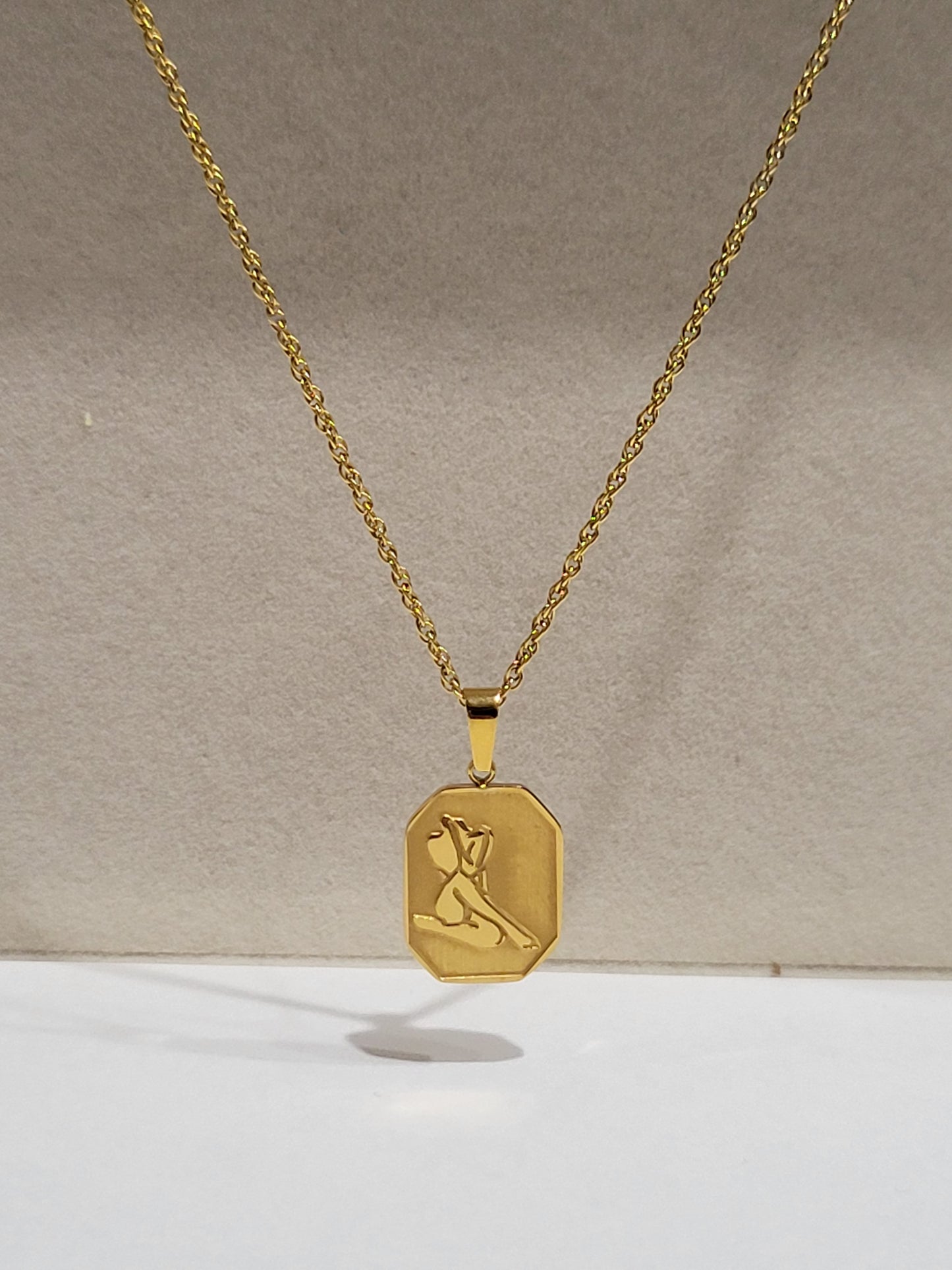 FEARLESS QUEEN 18K GOLD PENDANT NECKLACE