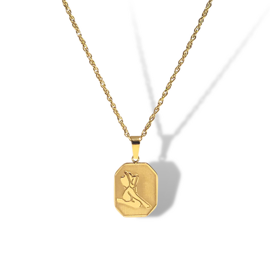 FEARLESS QUEEN 18K GOLD PENDANT NECKLACE