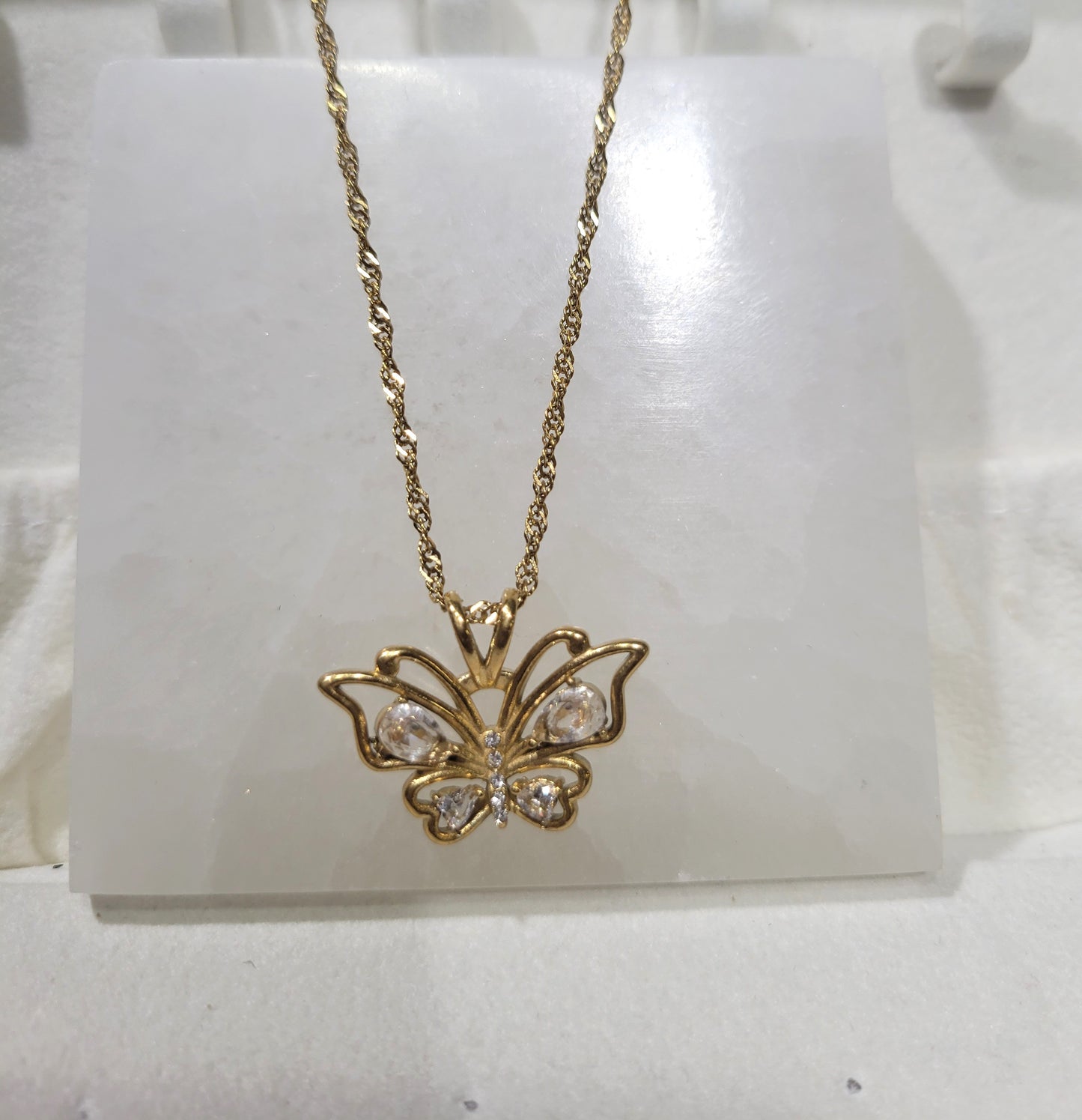 BUTTERFLY CHARM PENDANT NECKLACE