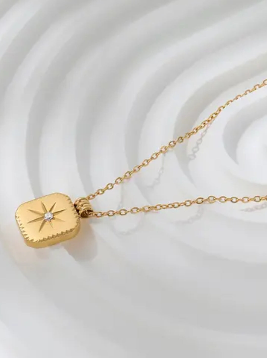 STAR BRIGHT GOLD PENDANT NECKLACE
