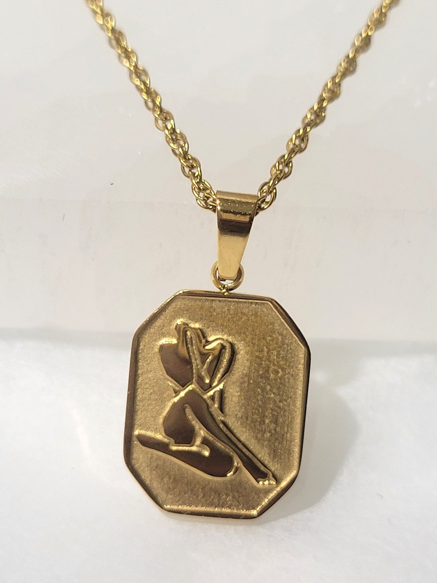 FEARLESS QUEEN 18K GOLD PENDANT NECKLACE