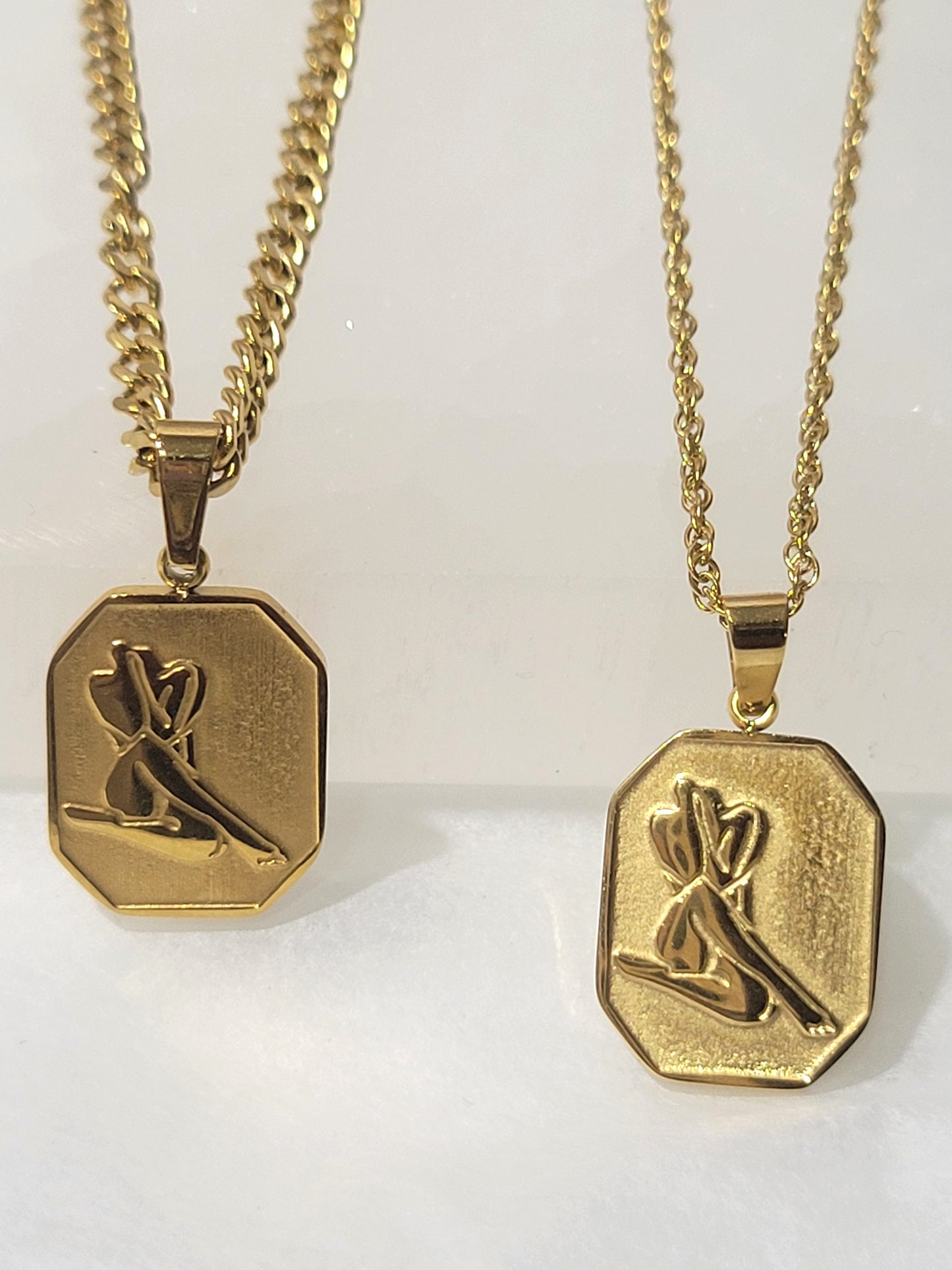 FEARLESS QUEEN 18K GOLD PENDANT NECKLACE